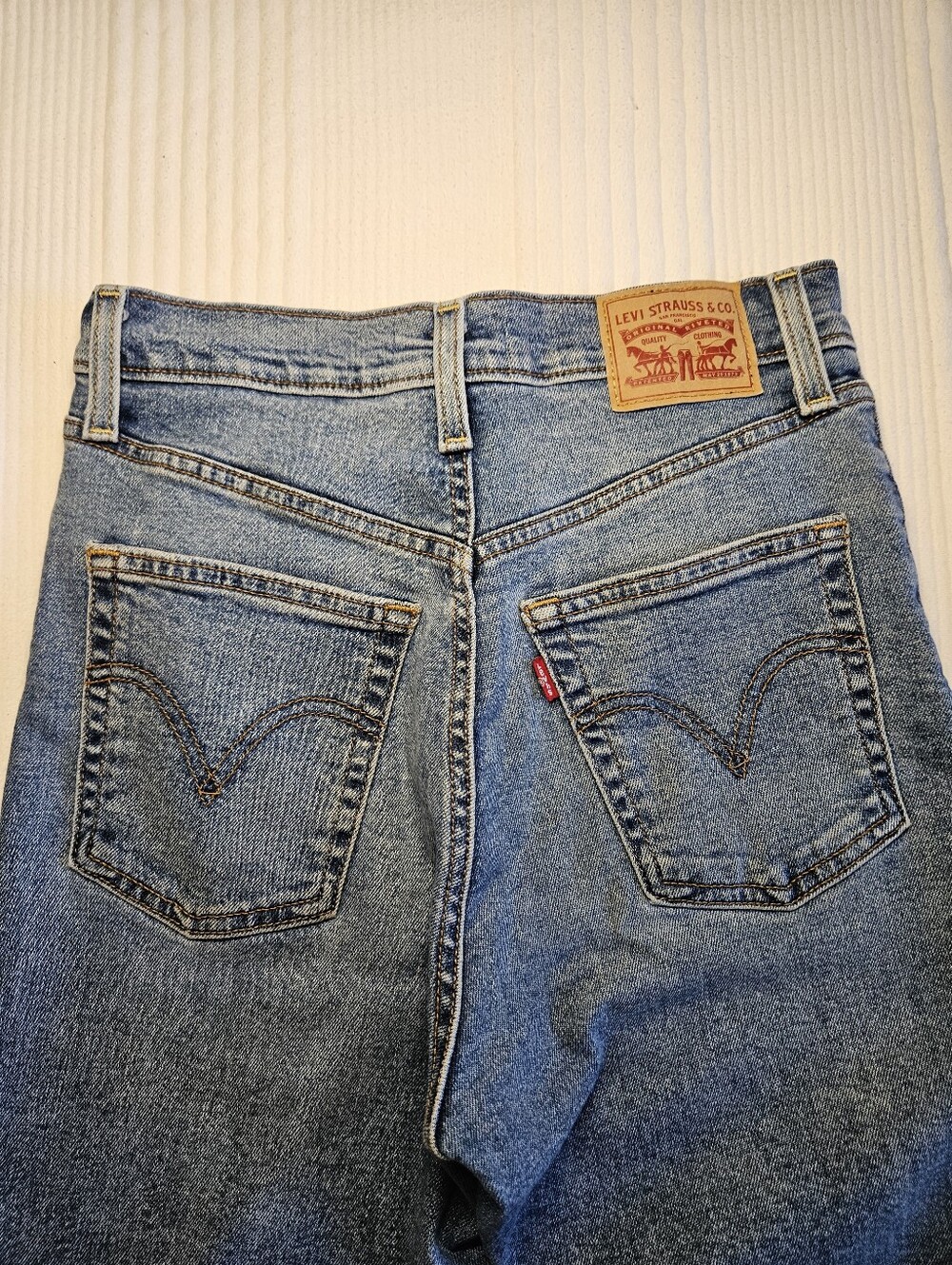 Levi's - Ribcage Straight Jeans - Picture 3 of 7